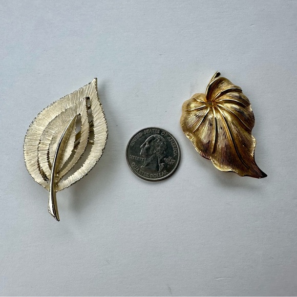 Vintage Stylized Leaf Brooch, Gold-tone unsigned - Picture 6 of 6